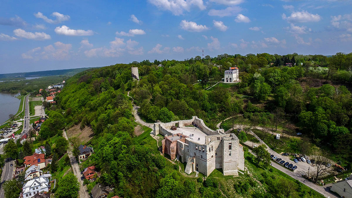 Widok z lotu ptaka na ruiny zamku, średniowieczną basztę i willę Tadeusza Pruszkowskiego w Kazimierzu Dolnym.